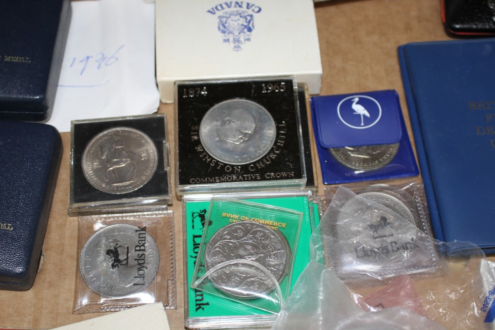A collection of mainly modern coins, mostly crowns, many in original presentation boxes